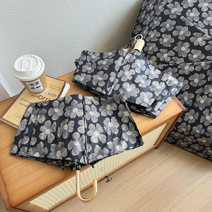 Ombrello Pieghevole a Tre Sezioni di Alta Qualità con Motivo Floreale Nero, Protezione Solare, per Donne, Uso Doppio Sole e Pioggia - Product Image 1