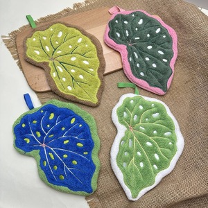 Serviette à main en polaire corail en forme de feuille, brodée, absorbante et douce, pour la cuisine, la salle de bain et les enfants - Product Image 1
