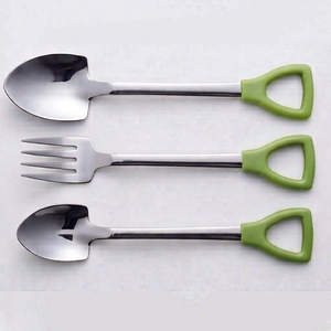 Ensemble de couverts de camping en acier inoxydable avec manches en plastique vert, lavable au lave-vaisselle, design minimaliste, pour usage extérieur - Product Image 1