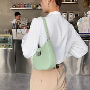 Sacs à main de luxe pour femmes en gros avec fermeture éclair, en PU, forme coussin, bandoulière chaîne diagonale - Product Image 5