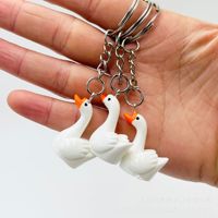 Porte-clés pendentif de sac en résine de 2,5 cm, motif grande oie blanche de dessin animé, cadeau pour étudiant
