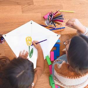 Cerfs-volants personnalisables pour enfants : Créez vos propres cerfs-volants amusants avec une expérience de peinture créative - Product Image 1