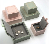 Boîtes d'emballage en gros personnalisées en papier pour bijoux avec insert en velours, logo imprimé à chaud et fermeture à ruban