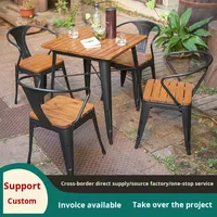 Ensemble table et chaises de style européen décontracté, rétro, pour l'extérieur, avec structure en bois massif et en fer, idéal pour les bars et les salons de thé.
