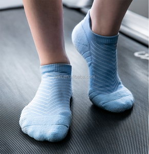 جوارب ركض مريحة رياضية مسامية سريعة الجفاف وفتل للربيع بقاع شعار بطباعة رقمية - Product Image 5