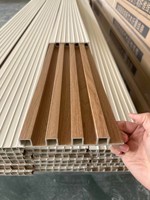 Panneaux muraux à persiennes à charbon de bois Dernières 2025 conceptions Panneau de décoration intérieure ignifuge imperméable Panneaux de persienne de revêtement mural en PVC