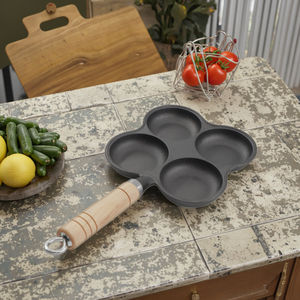 La <span class=keywords><strong>plaque</strong></span> à œufs à fond plat en <span class=keywords><strong>fonte</strong></span> au design moderne est équipée d'un manche en bois et convient à la <span class=keywords><strong>cuisson</strong></span> et à la friture des œufs. - Product Image 1