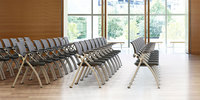 Chaise empilable pliable pour bureau à domicile avec roulettes de table pour ordinateur portable Chaise de bureau de visiteur ergonomique en maille de conférence empilable à bas prix