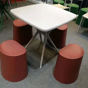 Design moderno e semplice nuovo sgabello colorato in plastica impilabile sedie da bar in plastica multifunzionale