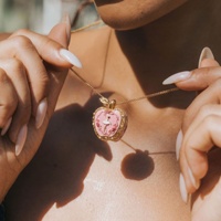 Collier pendentif médaillon photo vintage en émail motif pomme, plaqué or sur cuivre, ouvrable, avec motifs ballerine et carrousel, cadeau