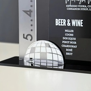 Letrero Acrílico de Bar con Diseño de Miel y Dulzura, 30x20cm, Letrero de Cuenta Regresiva con Bola de Discoteca para Decoración de Fiestas - Product Image 2