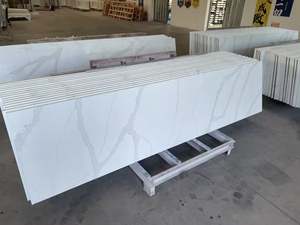 YUANDA ขายส่งแผ่นควอตซ์สีขาว Calacatta ปราศจากซิลิกา สำหรับทำท็อปครัวแบบกำหนดเอง ท็อปโต๊ะทำงาน และท็อปโต๊ะเครื่องแป้ง - Product Image 6