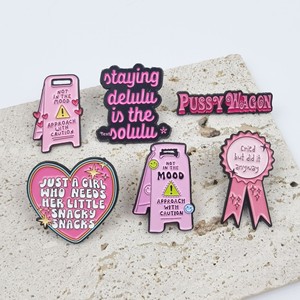 เข็มกลัดรูปหัว<span class=keywords><strong>ใจ</strong></span>สีชมพู ซีรีส์ Pink พร้อมข้อความภาษาอังกฤษแบบกำหนดเอง สไตล์ป้ายโฆษณา เครื่องประดับแฟชั่นข้ามพรมแดน เทคนิคการเคลือบน้ำมัน - Product Image 3