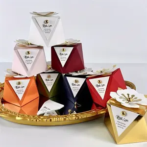 गोल्डन व्हाइट कार्ड, शादी, पार्टी, जन्मदिन कैंडी पैकेजिंग बॉक्स के साथ उत्तम बहुपक्षीय त्रिकोणीय फूल उपहार बॉक्स