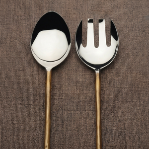 Service à salade Dualtone Goldline Duo en acier inoxydable poli miroir, parfait pour les foyers, les restaurants, les hôtels et les centres de villégiature - Product Image 1