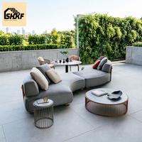 Ensemble de canapés de jardin d'extérieur modulable incurvé en tissu, chaises longues en rotin, tables basses pour villa, patio, terrasse