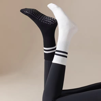 Logo personnalisé Crew Pilates chaussette antidérapante Gym Reformer côtelé antidérapant Pilates Yoga chaussettes pour femmes poignées antidérapantes