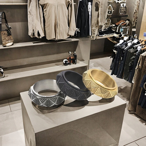 Anillo Vintage de Acero Inoxidable para Hombre, Diseño Piramidal Giratorio con Certificación CMA, Chapado en Oro, Joyería de Moda al por Mayor - Product Image 3