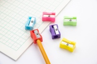Mini taille-crayon manuel en plastique coloré pour enfants, taille-crayons à trou standard