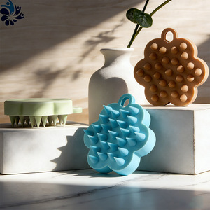 Brosse de massage du cuir chevelu en silicone en forme de fleur avec trou de suspension pour les soins capillaires - Product Image 1