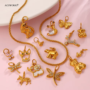 Zoo y Jardín |   Colgante de Acero Inoxidable con Baño de Oro PVD de 18K con Forma de Animales e Insectos: Mariposa, Abeja, Oso, Elefante, Caballo, Ciervo, Gato, Caracol - Product Image 2