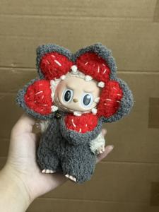 Tenue de poupée tricotée à la main de style dessin animé sur le thème de <span class=keywords><strong>Stranger</strong></span> Things, <span class=keywords><strong>vêtements</strong></span> de créateur labubu, <span class=keywords><strong>vêtements</strong></span> <span class=keywords><strong>Stranger</strong></span> Things pour labubu - Product Image 1