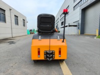 Tracteur de remorquage électrique assis EPQ-B avec attelage réglable, entraînement AC, direction électronique, pneus pleins et interrupteur d'arrêt d'urgence