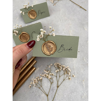 Cartes de nom de mariage personnalisées en papier artistique vert sauge et or Gypsophila avec estampage à chaud, collection Boutique Bunny Tails