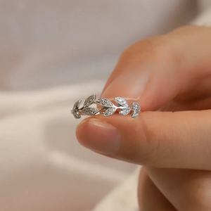 Anello a fascia impilabile da donna, stile di nicchia, placcato, anello di fidanzamento in argento S925, anello aperto a foglia di salice con moissanite - Product Image 4