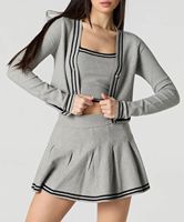 Ensemble tricoté preppy pour femme : Cardigan uni crème premium à manches longues et mini-jupe plissée