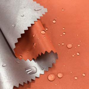 Vente en gros 210T polyester <span class=keywords><strong>taffetas</strong></span> argenté enduit imperméable tissu pare-soleil tissu <span class=keywords><strong>de</strong></span> couverture <span class=keywords><strong>de</strong></span> voiture tissu <span class=keywords><strong>de</strong></span> parapluie en <span class=keywords><strong>soie</strong></span> imperméable à la pluie - Product Image 4