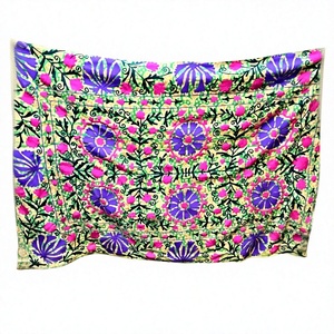 Colcha Floral Kantha Suzani, Cubrecama Bordado a Mano, Tradicional Multicolor, No Tejido, 100% Algodón Transpirable - Product Image 3