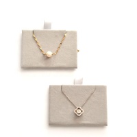 Pochette cadeau grise personnalisée avec logo en relief pour bracelets, boucles d'oreilles, bijoux, avec coussinet pour collier