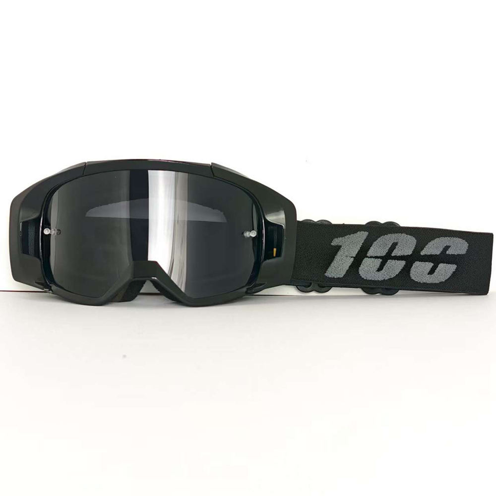 Lunettes noires à monture noire