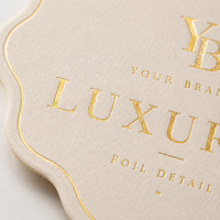Étiquettes cadeaux en papier texturé avec logo personnalisé en feuille d'or pour les emballages de mariage et d'événements