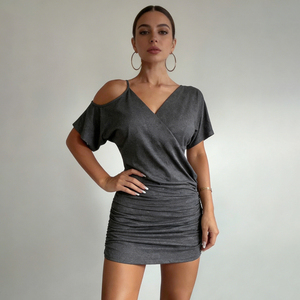 เดรสสั้นรัดรูปเซ็กซี่เปิดไหล่ข้างเดียว คอวี แต่งโซ่ด้านหลัง สีเทา ผ้าถัก เหมาะสำหรับใส่ไปเที่ยวกลางคืนในฤดูร้อน - Product Image 3