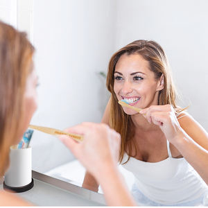 Meilleur étui ergonomique réutilisable écologique pour voyage à l'hôtel avec support en charbon organique biodégradable et souple brosse à dents en bambou avec logo - Product Image 6