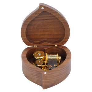 Caja Musical Conmemorativa <span class=keywords><strong>de</strong></span> Colección, Regalo Creativo, Caja Musical en Forma <span class=keywords><strong>de</strong></span> Corazón <span class=keywords><strong>de</strong></span> Madera <span class=keywords><strong>de</strong></span> Nogal Pintada en Oro <span class=keywords><strong>de</strong></span> 18 Tonos - Product Image 1