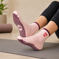 Chaussettes de yoga et de pilates personnalisées avec broderie de qualité supérieure, faible MOQ, antidérapantes, pour femmes, chaussettes de studio