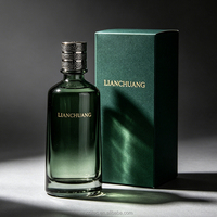 Flacon de parfum de luxe moderne, cylindrique, en verre gris fumé, avec bouchon en métal gravé, dans un coffret cadeau haut de gamme