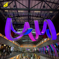 Lustre LED à ruban incurvé coloré - Décoration artistique, luminaire suspendu pour hôtel avec garantie de 5 ans pour les hôtels et les lieux événementiels