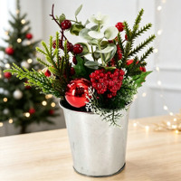 Planta en Maceta Navideña con Bayas Rojas, Ramas de Pino, Hojas de Eucalipto y Bola Decorativa de 9.84 Pulgadas, Decoración Navideña para Mesa