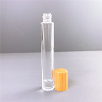 Flacon en verre épais de 10 ml avec bouchon en bambou et rouleau en acier métallique pour huiles essentielles