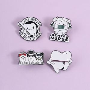 Broche de la série dentaire, mignonne et amusante, à thème dentaire, en métal, style dessin animé, accessoire de mode, vente en gros transfrontalière - Product Image 1