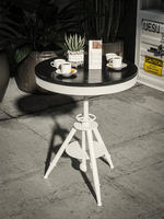 Chaise et table de bistrot en métal robuste, solution de mobilier unique et chic de style industriel pour les espaces créatifs, bars à thème, studios