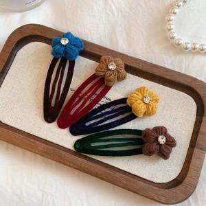 Pince à cheveux latérale en alliage et tissu, motif fleur en fil et strass, 5 cm, faite main, style doux, pour femme, automne-hiver, pour soirée - Product Image 2