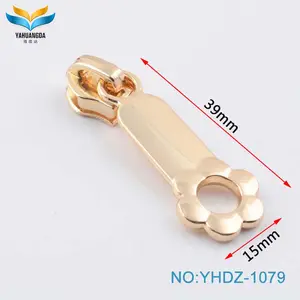 2024 chải Antique Brass màu tùy chỉnh logo dập nổi Dây kéo kim loại puller cho túi xách