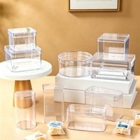 Boîte d'emballage transparente jetable de qualité alimentaire avec couvercle pour dessert et pâtisserie, idéale pour les mousses, les tiramisus et les petits gâteaux.