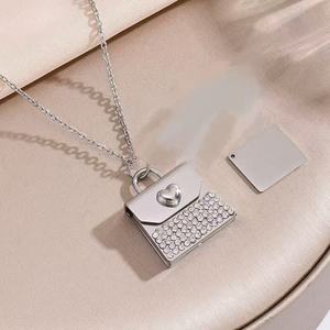 Collana Personalizzata con Ciondolo a Forma di Borsetta in Acciaio Inox Placcato Oro, Incisione Personalizzata per Coppie - Vendita all'Ingrosso - Product Image 6