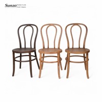 Chaise empilable en résine et bois courbé avec finition grain de bois pour événements extérieurs, mariages et sièges commerciaux pour bistrots et cafés